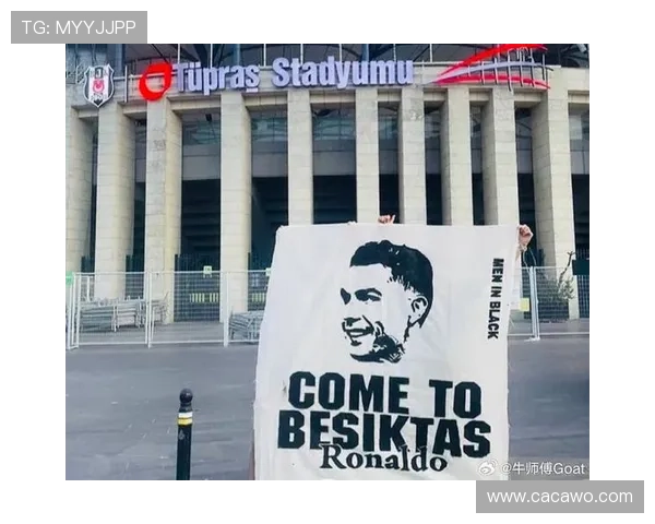 贝西克塔斯球迷与球员欢乐合影瞬间 贝西克塔斯球迷与球员欢乐合影瞬间