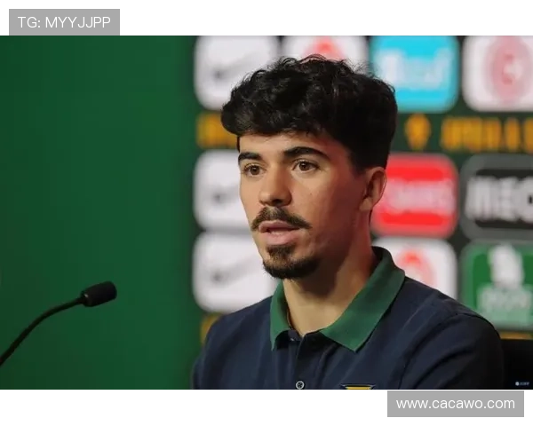 维蒂尼亚采访中接电话：老婆等急了